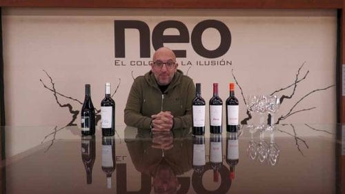 Un vino con Neo (2023)