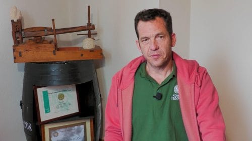 Adhuc Tempus, significado tras la marca